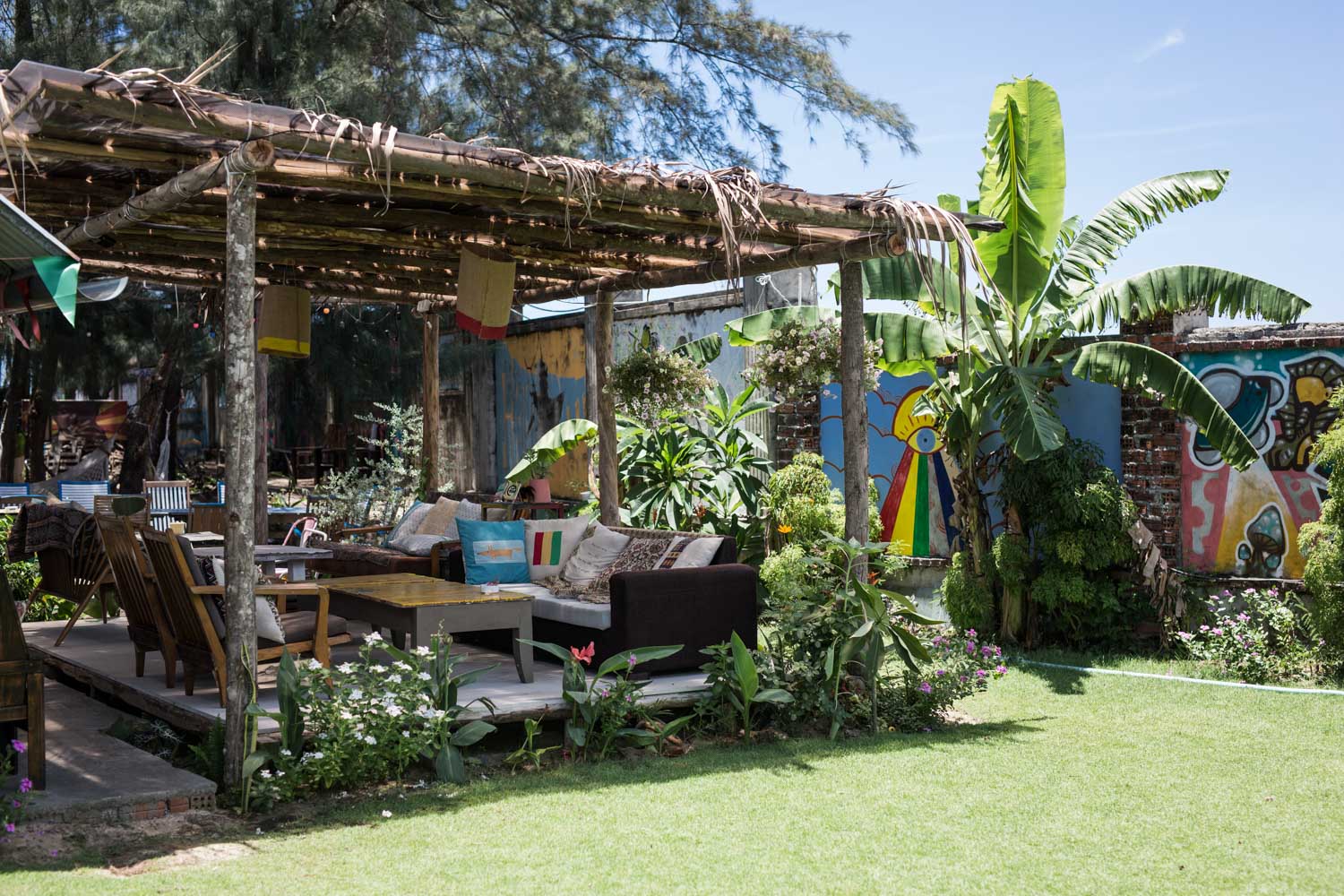 Roots Bar garden, An Bàng
